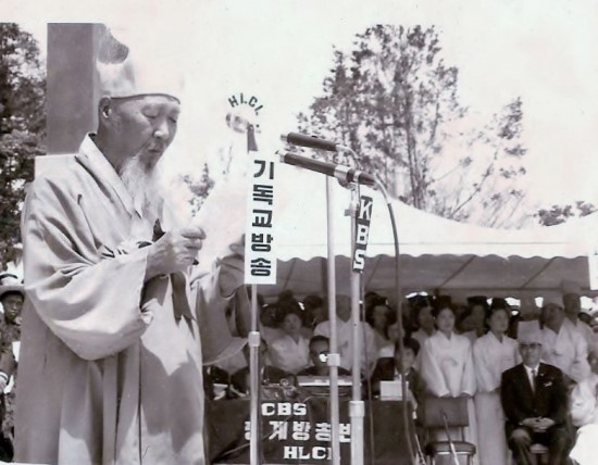 1966년 광주시민사회장으로 거행된 오방 최흥종 목사 장례식에서 조사를 읽는 의제 허백련 화백