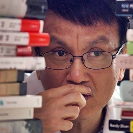 양병찬(약사, 번역가)서울대학교 경영학과와 동대학원을 졸업하고, 은행, 증권사, 대기업 기획조정실 등에서 일하다가, 진로를 바꿔 중앙대학교 약학대학을 졸업하고 약사면허를 취득한 이색경력의 소유자다. 현재 서울 구로구에서 거주하며 낮에는 약사로, 밤에는 전문 번역가와 과학 리포터로 활발하게 활동하고 있다. 풍부한 인생경험을 살려 의약학, 생명과학, 경영경제, 스포츠, 소설에 이르기까지 다양한 분야의 서적들을 번역 출간했다. 매주 Nature와 Science에 실리는 특집기사 중에서 바이오와 의약학에 관한 것들을 엄선하여 실시간으로 번역 소개한다.