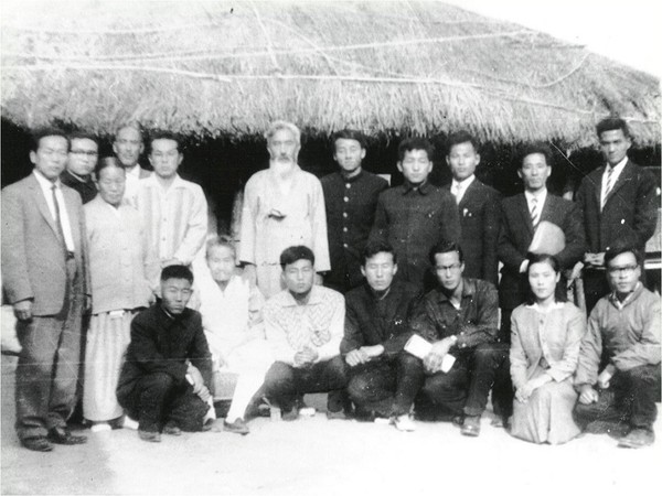 1962년 무등산으로 찾아온 함석헌 선생과 전남대학생들. 함선생 바로 앞 자그만 체구의 노인이 오방 최흥종 목사이다.