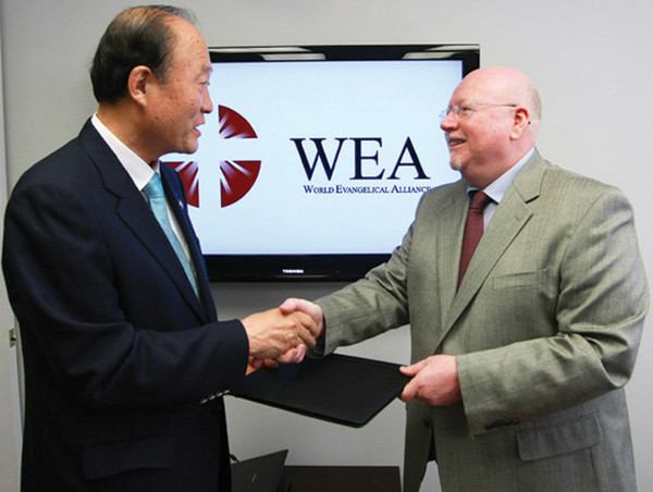 이광선 한기총 대표회장과 WEA대표가 WEA총회 유치 협약서 체결하는 모습