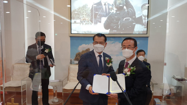 GMS 이사장 이성화 목사의 김재호 명예순회선교사에 대한 파송장 수여