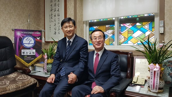 후임자 홍순용 목사와 함께