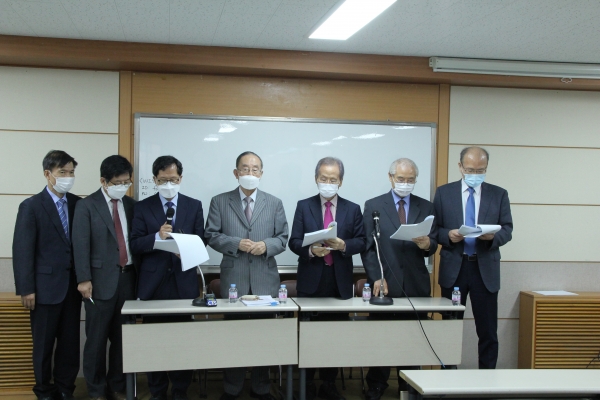 한국의 WEA 회원들이 WEA 교류를 주장하고 있다. 