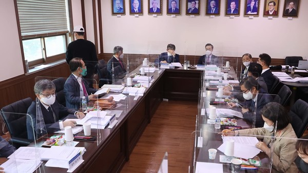 5월 25일 재단이사회, 송태근, 김기철, 이규현, 소강석, 류명렬, 이광우 이사들이 보인다. 