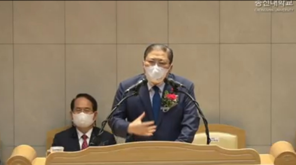 총신대 120주년 기념예배에서 설교하는  소강석 총회장, 뒤에는 김기철 재단이사장, 2021년 5월 14일 