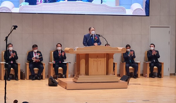 총신대 120주년 기념예배에서 설교하는  소강석 총회장