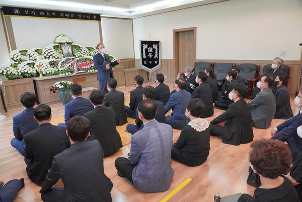 입관예배에서 설교하는 宇材 소강석 목사