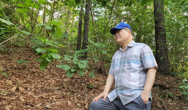 장례를 치르고 목 뒤에 종기수술을 3번이나 했다. 지금도 수술한 목 뒤에 반창고가 보인다.  