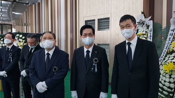 고 조용기 목사 빈소에서 장례위원자으로서 상주를 맡았다. 13시간을 서서 조문을 받은 지나 16일 오후. 