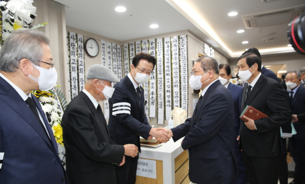 천국환송에배 후 유족과의 인사. 