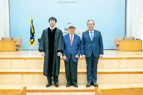 할아버지 오상진 모사와 아버지 오정호 목사와 함께하는 오기환 목사