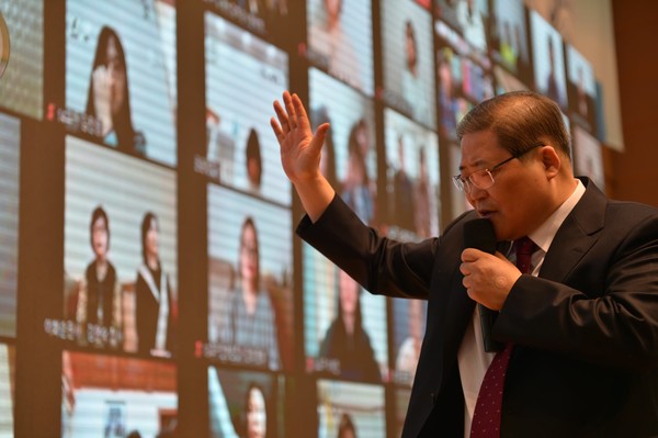 줌화상을 통해 성도들과 소통하는 소강석 목사