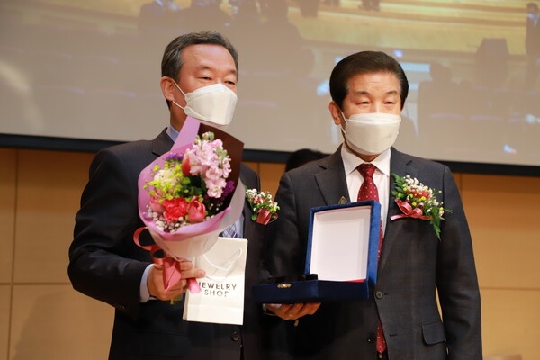 호남협 신년하례회에서 축하받는 서기 당선자 고광석 목사와 김상현 대표회장