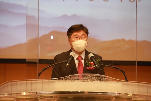 호남협 신년하례회에서 인사하는 장봉생 목사