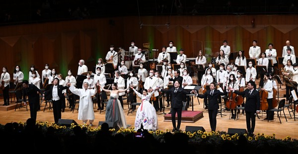 '세계 평화를 위한 특별 음악회’ 커튼콜 모습