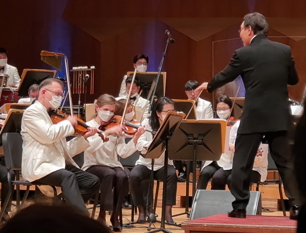 악장 ‘세르게이 살로’(우크라이나)와 부악장 ‘크랴제바 올가’(러시아)