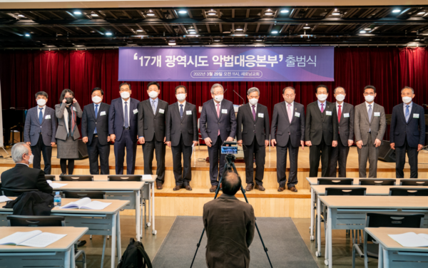 ▲좌측부터 지영준 위원, 김지연 위원, 명재진 위원, 박상준 목사, 곽금배 목사, 최광희 목사, 오정호 목사, 원대연 목사, 원성웅 목사, 맹연환 목사, 길원평 위원장, 조영길 위원, 공윤배 위원.