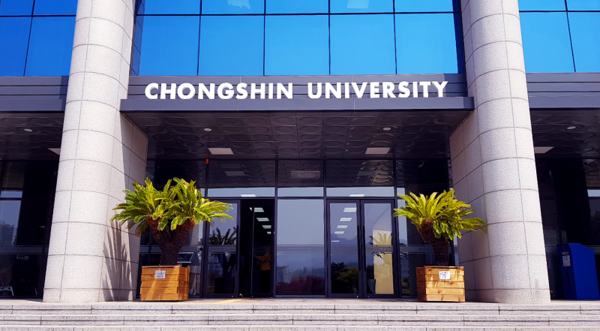 새로 단장한 종합관 입구