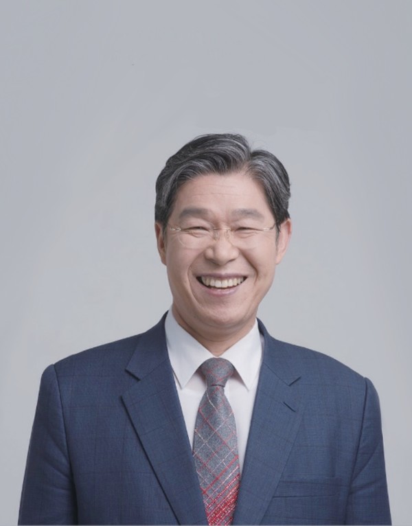 학력 및 경력- 조선대학교 대학원 법학박사- 개신대학원 대학교 졸업(eq, 82회)- 총신대학교 신학대학원 졸업(eq, 102회)- 광주중앙교회 담임목사(현)- 광주숭일중고등학교 이사장(현)- 전국호남협의회 상임회장(현)- 광신대학교 강의전담 교수(현)- 광주지방검찰청 형사조정위원(전)- 총회 헌법개정위원회 부위원장(전)- 총회 공천부 및 정치부 서기(전)- 총회 재판국원(전), 총신대학교 재단이사(전)저서 및 공저「비전의 사람 영광의 가문」(2010)  「믿음의 사람 복된 가문」(2013) 「교회 법률상식」(2014)  「교회재판 이렇게 한다」(2015) 「개혁교회 신앙고백」(2017)  「총회헌법 해설서」(2019) 