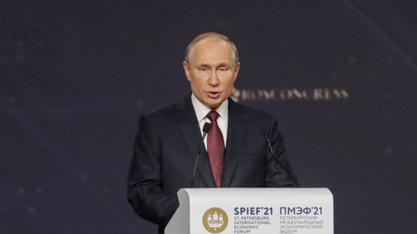 상트페테르부르크 국제경제포럼서 연설하는 푸틴. 지난 2일 개막한 제24회 상트페테르부르크 국제경제포럼은 지난 5일까지 진행되었다.