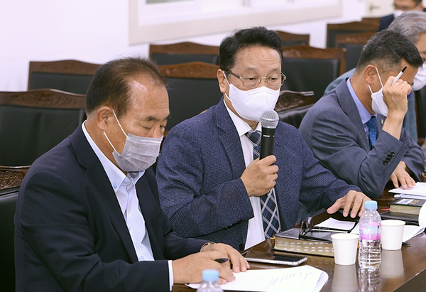 발표하는 심늬분과위원장 홍성헌 목사