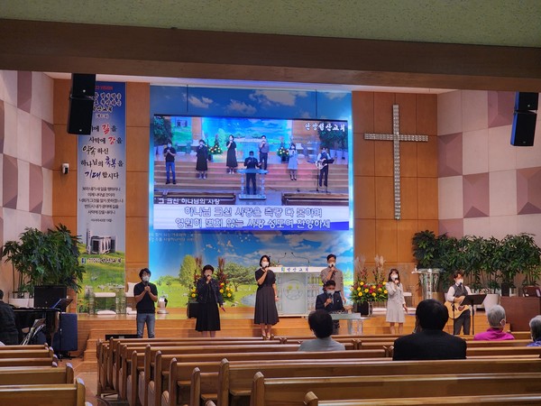 찬송가 위주의 예배전 찬양의 시간, 밴드나 CCM이 없는 특장점이 돋보였다. 