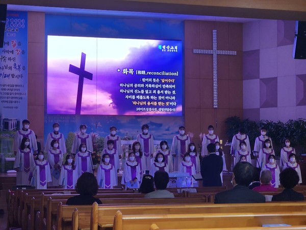 성가대 찬양하기 전에 찬양곡과 연걸된 의미있는 메시지 잔달 영상