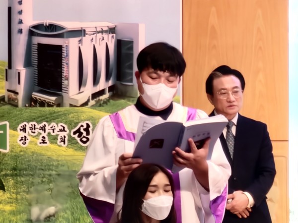 성가대 찬영시에 담임 목사가 자리에서 일어나 차양대와 함께 하고 있는 모습이 참으로 경건하다.  