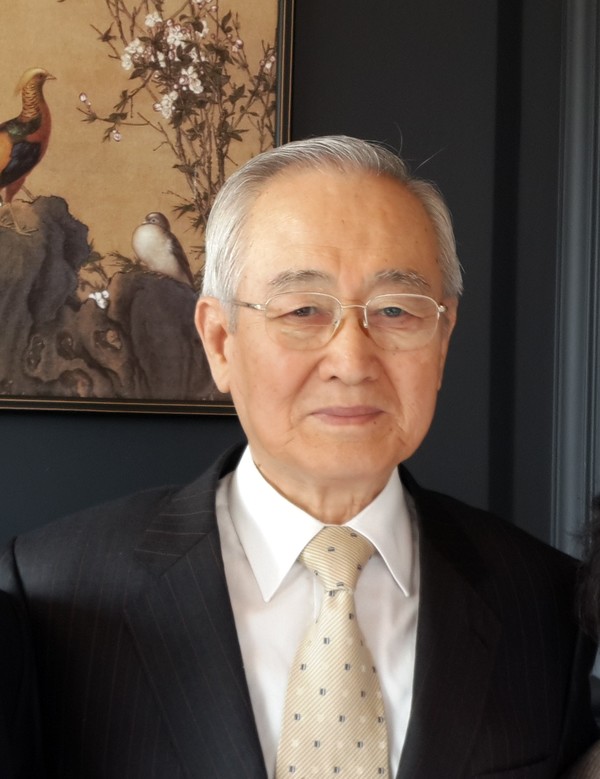 남송(南鬆) 신복윤 박사(申福潤, 1926년 10월 27일 ~ 2016년 1월 14일) 조직신학 전공 학자이면서 이종성 박사, 한철하 박사와 함께 한국의 칼빈신학을 주도해 왔으며, 1990년 한국 칼빈학회 회장을 역임했다. 칼빈대학교와 총신대학원 교수를 지냈으며 합동신학대학원대학교에서 총장과 명예총장을 역임했다. 2009년 존 칼빈 탄생 500주년 기념 사업회에서 칼빈 공로자로 선정되었으며, 칼빈 탄생 500주년 기념 예배에서 설교자로 섰다. 설교에서 칼빈은 교회의 순수성과 거룩성을 강조하였으며, 따라서 성도들은 성화를 위해 노력해야 하며, 회개를 통하여 진정한 개혁을 이루며, 칼빈신학으로 새롭게 출발하자고 했다.