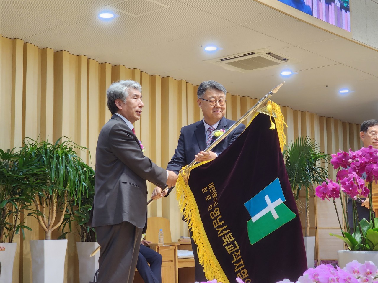    김종혁 영남교직자협의회장으로부터 회기를 부여받았다. 