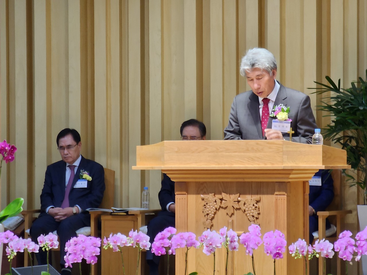   대표회장 김대원 목사가 사회를 맡아 감사예배를 드리고 있다.