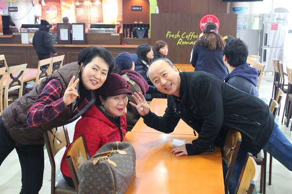      박송림 목사 부부가 권사님과 함께. . . 