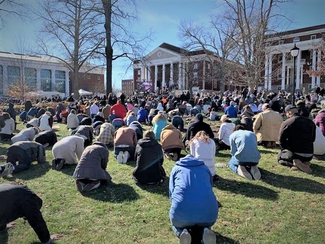 ◆ 부흥의 시대를 경험한 미국의 기독교인들이 새로운 부흥을 갈망하는 것은, 어쩌면 미국인다운 본성적 요구인지 모르겠다. 사진은 에즈베리 대학의 기도하는 모습으로, 미국의 기독교가 지닌 부흥의 본성을 단적으로 시사하는 모습일 것이다.  