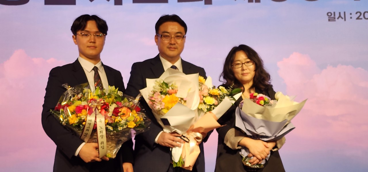    정신길 노회장 부부와 총신대 3학년 재학중인 아들 정민철, 대를 이어 주님께 충성하는 집안이다.  