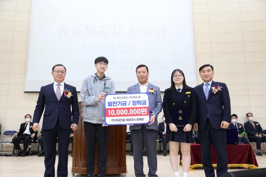 (맨좌측 정해웅 광주숭일고등학교 교장, 가운데 문제춘 총동창회장, 맨우측 박희복 광주숭일중학교 교장)