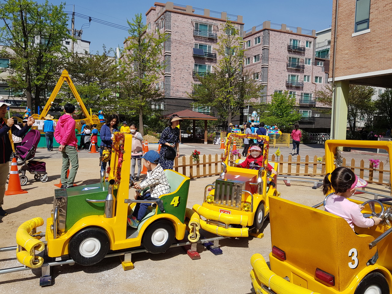    대한교회가 2018년 4월 21일 서울 양천구 영상고등학교 운동장에서 지역주민을 위해 개최한 ‘어린이축제’에서 어린이들이 놀이기구를 타며 즐거운 시간을 보내고 있다. (사진=대한교회 제공)
