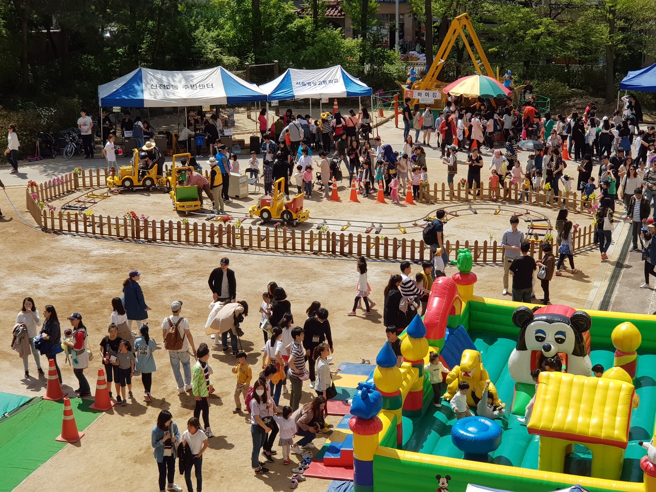    대한교회가 2018년 4월 21일 서울 양천구 영상고등학교 운동장에서 지역주민을 위해 개최한 ‘어린이축제’ 모습. (사진=대한교회 제공)