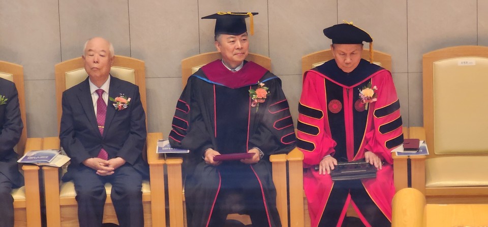   이재서 총장과 정성구 총장 은사님과 함께