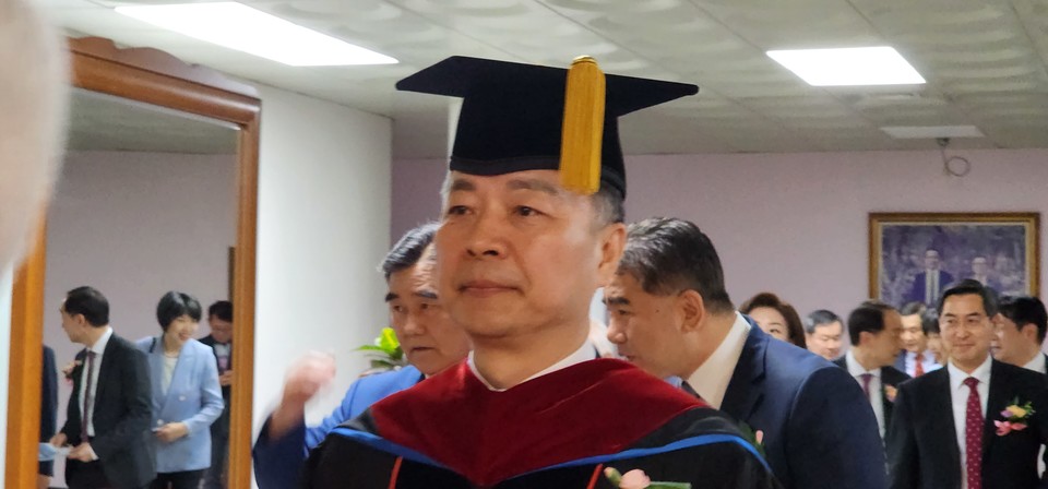  취임식에 입장하는  박성규 총장