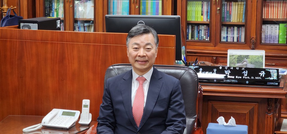  후배교수들의 배려로 순조로운 이취임이 이뤄졌다.