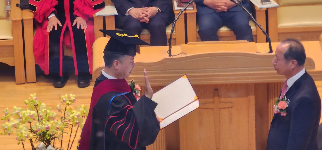   총장선서,  두사람은 내수동교회 대학부 동기