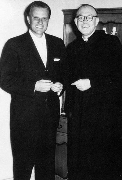  빌리 그래함과 존 오트겐 주교. (1967년. 벨몬트 수도원에서 명예박사 학위를 받은 빌리 그래함)