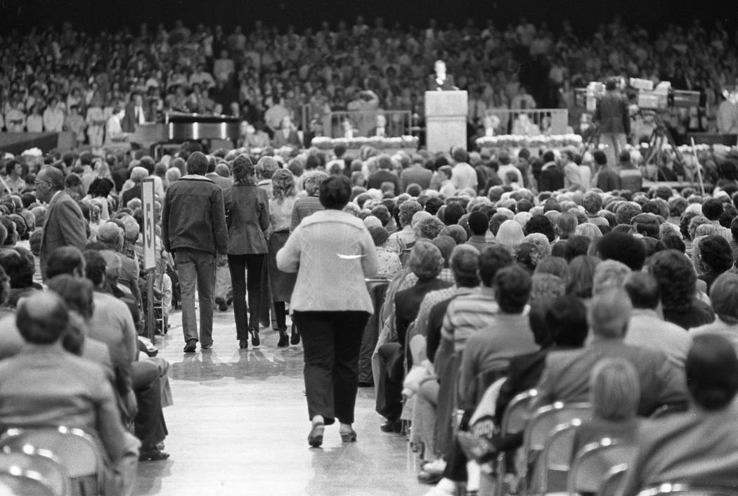   Altar Call을 듣고 기도 받으러 앞으로 나가는 이들