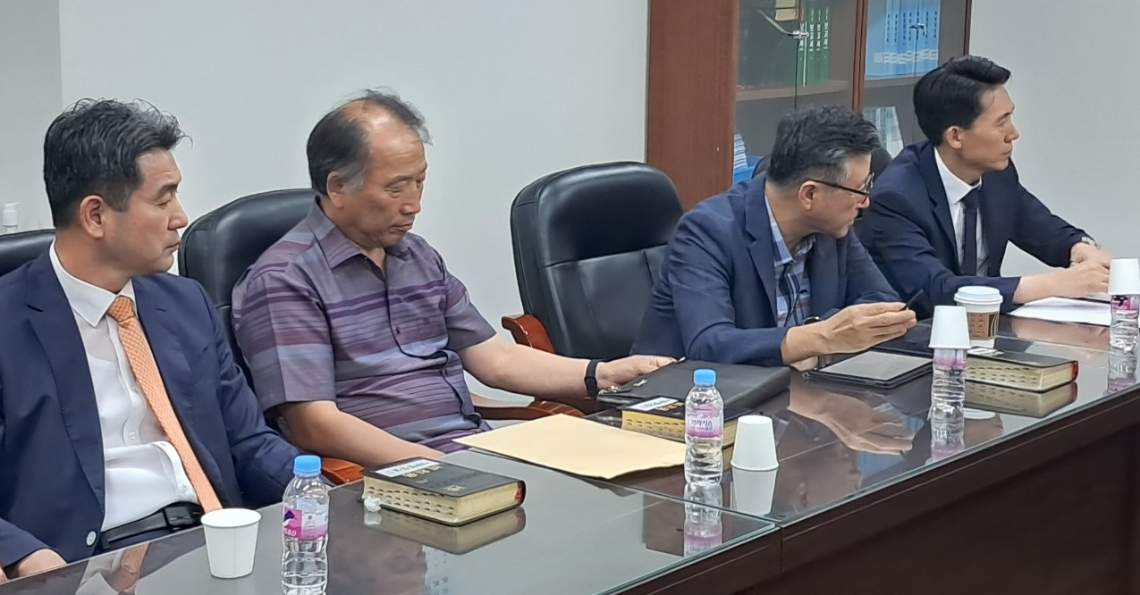   총회임원회 광서노회 소위원회 회의중인 김한욱 현 부서기 