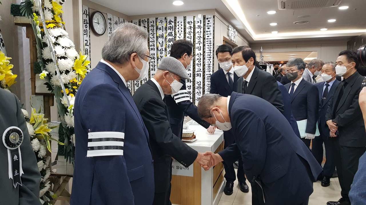   故 오상진 목사께 인사하는 소강석 증경총회장, 