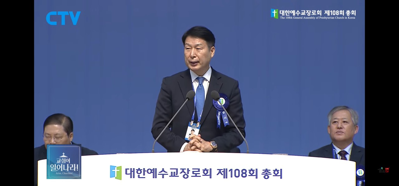  이천 은광교회 김싱기 목사, 사회를 보면서 합심기도 인도