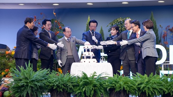 새생명축제 마지막 시간에는 사랑의교회 사역 대표들이 함께 모여 2,321명의 결신 열매를 얻게 하신 주님께 영광 돌리며 축하 케익으로 감사 인사를 전했습니다