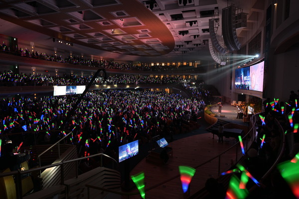 대학생과 청년들이 운집한 첫날 주일저녁집회는 야광봉을 흔들며 함께 하기도 하였습니다.