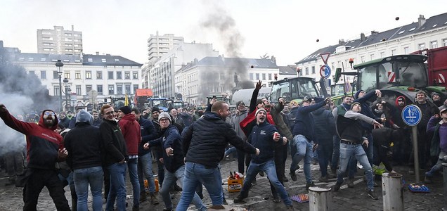 분노한 농부들은 오늘 유럽연합 브뤼셀 본부 밖에서 폭동 진압 경찰을 향해 거름과 불타는 미사일을 던졌다
