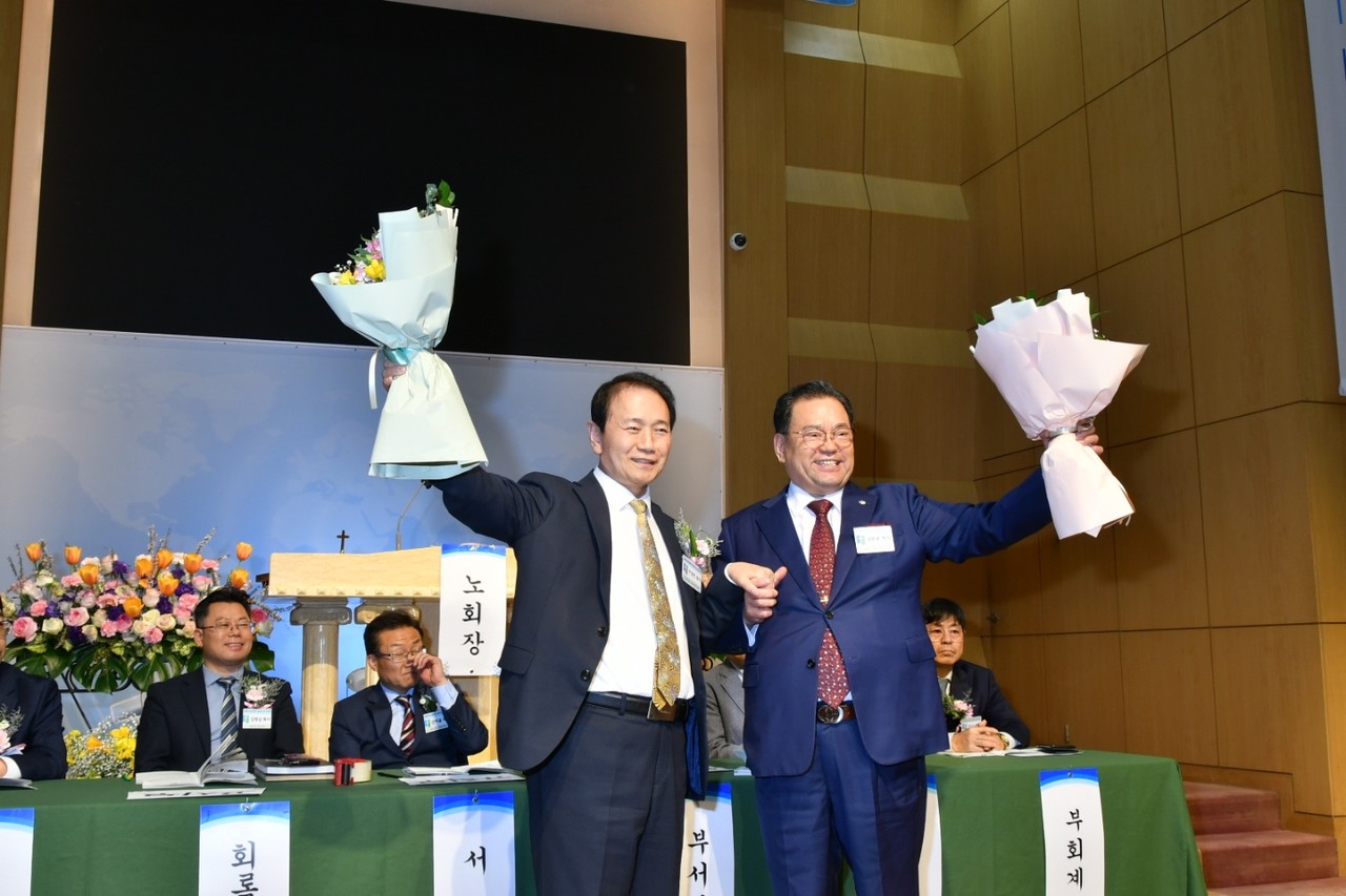     신임 노회장으로 이장연 목사와 김동관 목사 